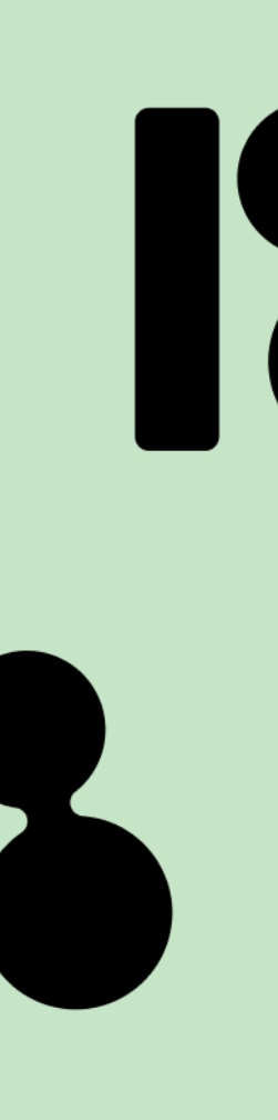 غلاف فيلم «توي ستوري 5» يظهر شخصيات وودي وباز لايتيير وشخصيات أخرى من السلسلة، وسط أجواء احتفالية وخلفية مليئة بالحركة والألوان.