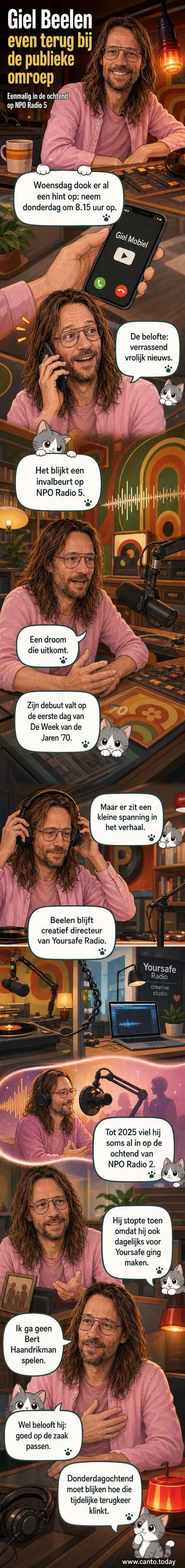 Giel Beelen in de studio van NPO Radio 5, glimlachend achter de microfoon met de Giel Mobiel naast zich.