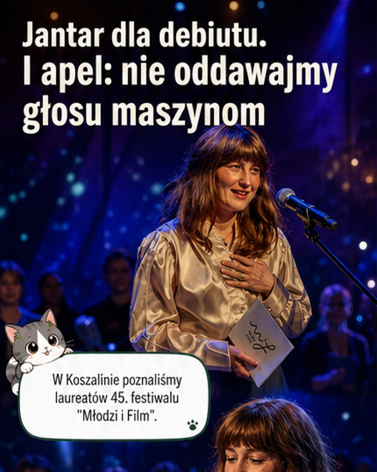 Scena z ceremonii wręczenia nagród na Festiwalu 'Młodzi i Film' 2026, artystki i artyści odbierają statuetki Jantar, tło: scena z mikrofonem i logiem festiwalu.