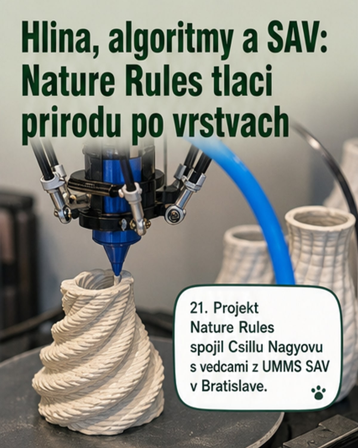 Keramické objekty z 3D tlače na bielej podložke vo výstavnom priestore, detaily zložitých algoritmických vzorov.